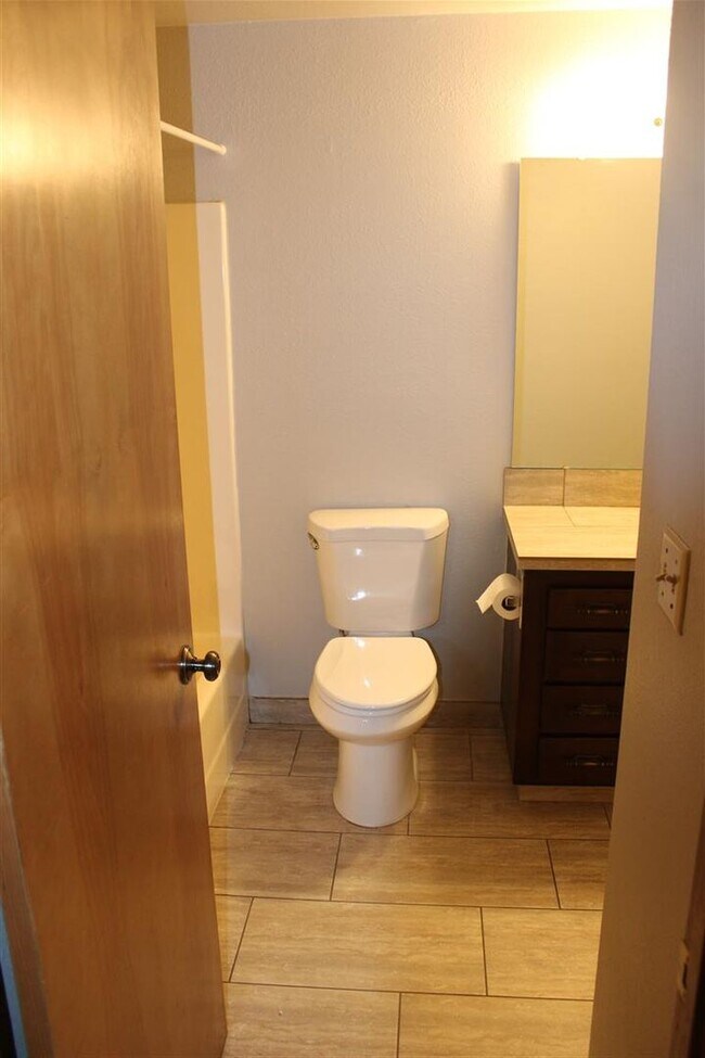 Building Photo - 2 Bedroom, 1 Bathroom Duplex!!!!