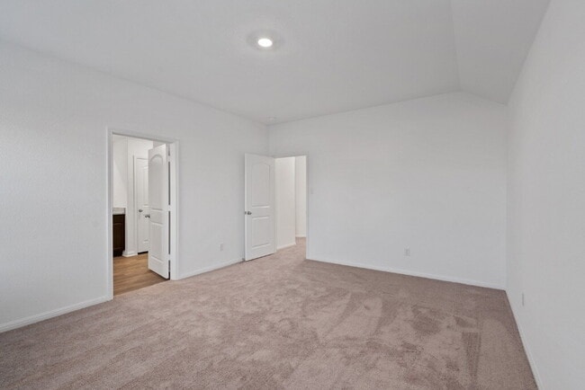 Building Photo - Step into a roomy Elgin residence designed for easy living and everyday convenience.