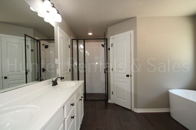 Building Photo - Temple 4 bedroom in Carriage House Subdivi...