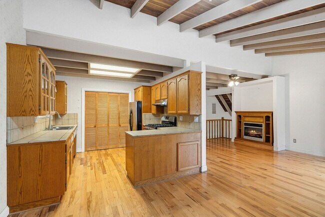 Building Photo - Sun-Filled 2BR/2BA Upper Home with Large Decks & Hardwood Floors in Aptos