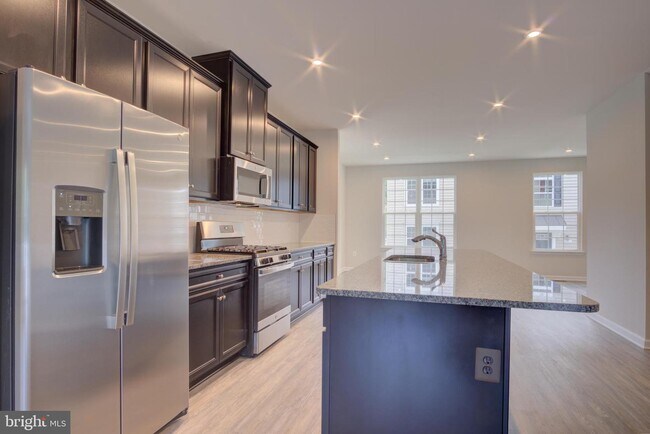 Building Photo - 2506 EMBER Ln