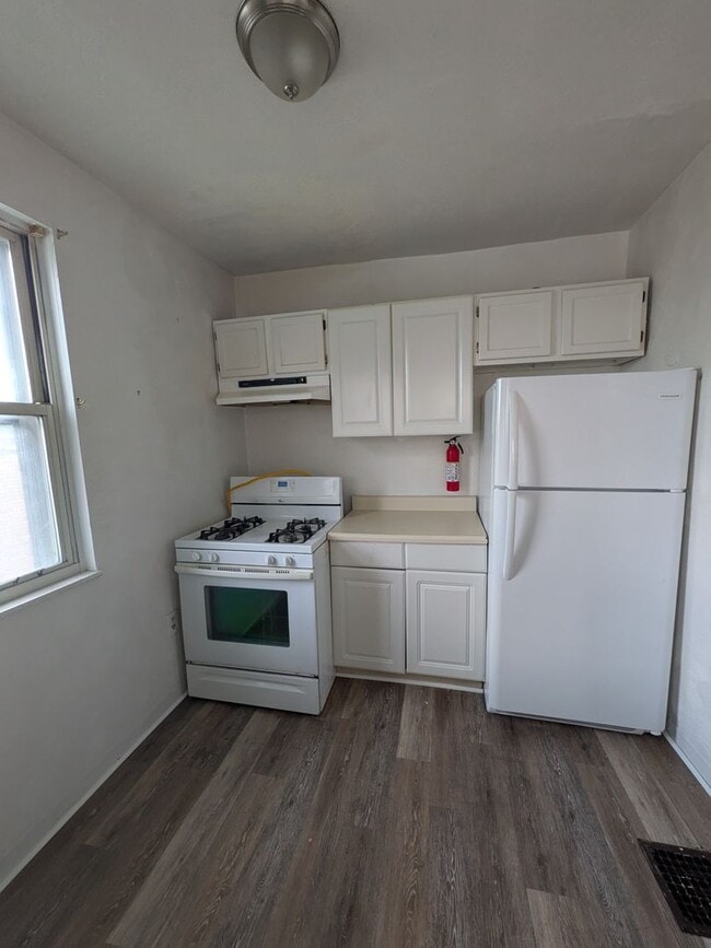 Building Photo - 2 bed 1 bath home with large living room a...