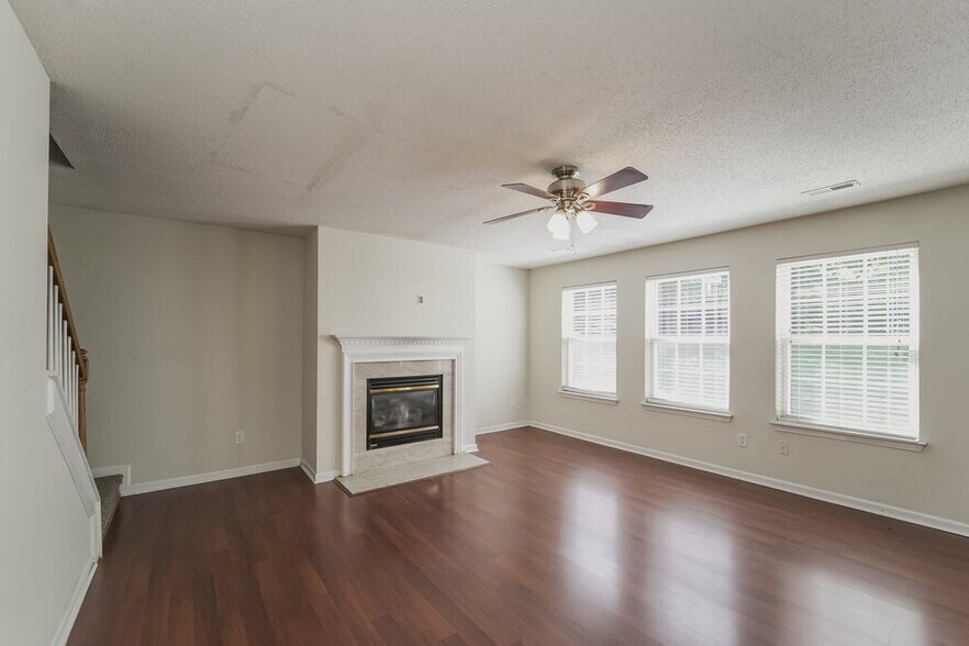 Building Photo - 5900 Hidden Meadow Ln