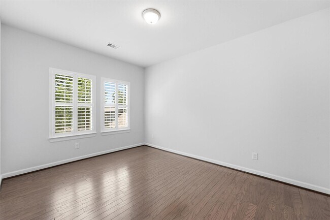 Building Photo - 1303 Gardenia Dr