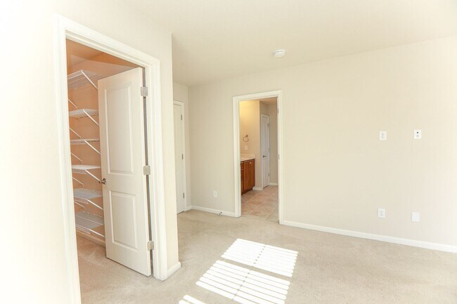 Building Photo - Exquisitely Maintained Move-in Ready!