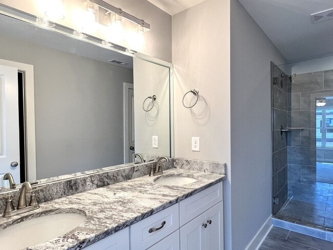 Building Photo - For Lease - Townhome Lebanon