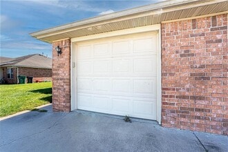 Building Photo - 414 E Southern Trace Dr