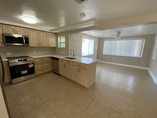 Building Photo - Beautiful 2 bed, 2 updated baths home in the sought-after boating community of Gulf Harbors.