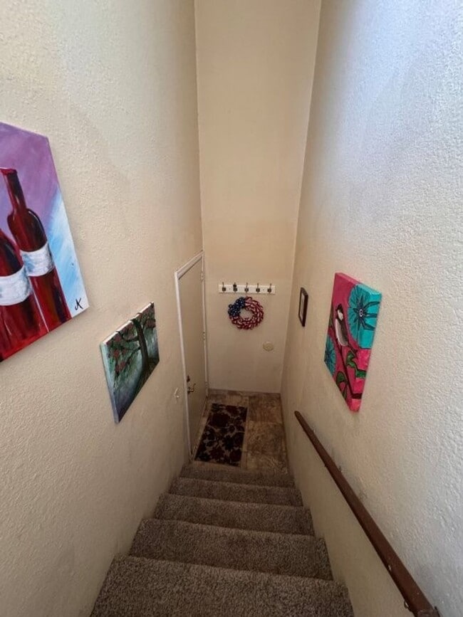 Building Photo - Fully Furnished 3 bedroom, close to everything! Flexible terms, easy application process!