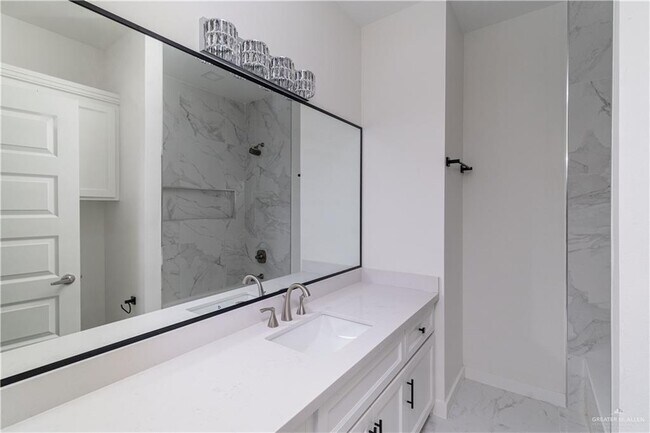 Building Photo - 10 W Kiwi Ave