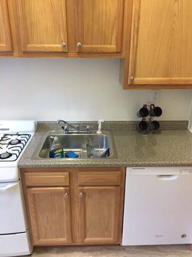 Building Photo - 1BR 1Bth unit. Great location! On T, walk to Whole Foods, restaurants.