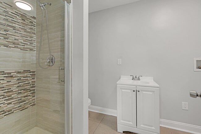 Building Photo - Freshly Renovated 4-Bedroom Home with Cent...