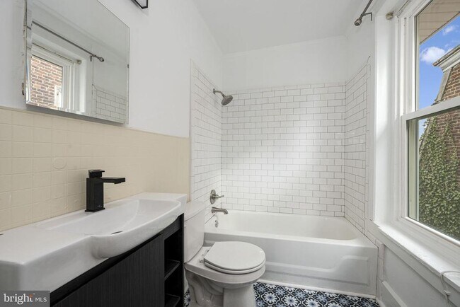 Building Photo - 305 S Main St