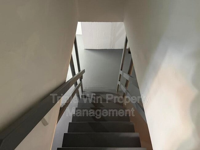 Building Photo - 2450 Jenkee Dr