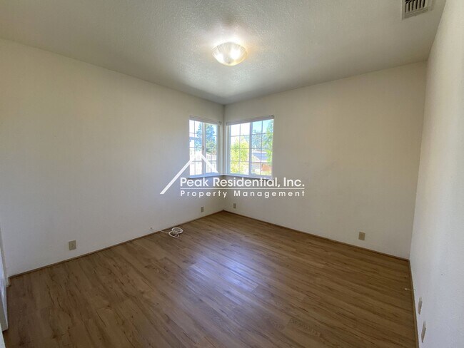 Building Photo - Spacious 3bd/2ba Auburn Home With Bonus Ro...