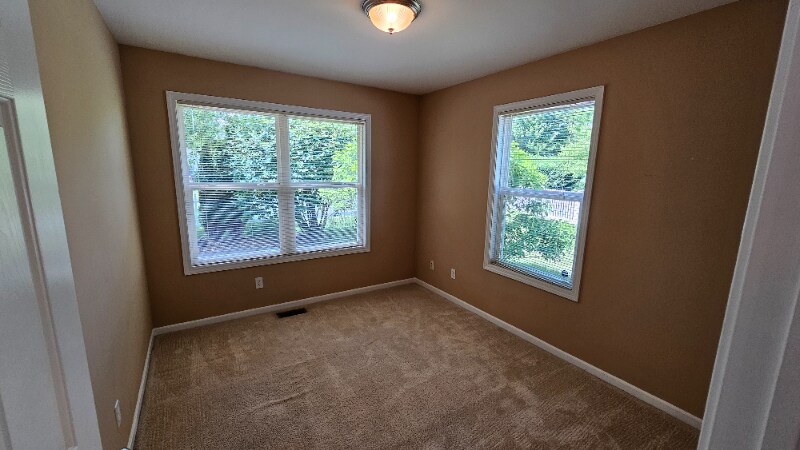 Building Photo - 647 Knolls St W
