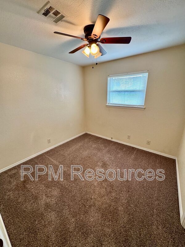 Building Photo - 440 E Carson Ln