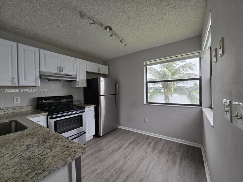 Building Photo - 1024 S Independence Dr