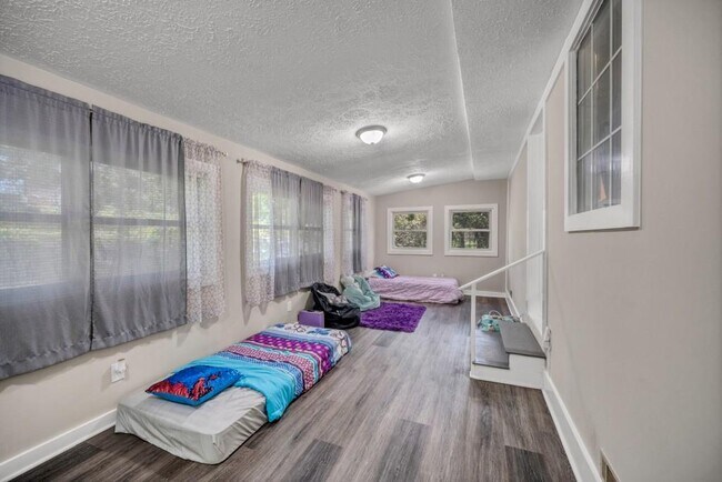 Building Photo - 83 Summit Ridge Cir SE