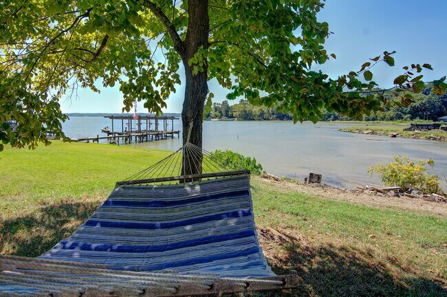 Building Photo - 150 Edgewater Way