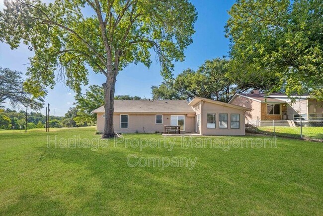 Building Photo - 1174 Mooncrest Dr