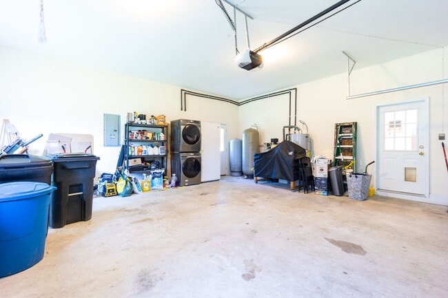 Building Photo - Charming 3 Bedroom , 2 Bath Country Home with Lake Views