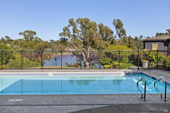 Building Photo - Luxury Townhome on Exclusive De Silva Island!