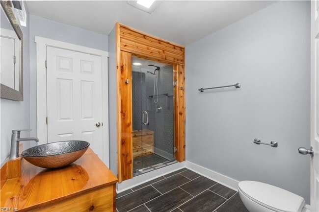 Building Photo - One-of-a-Kind 6-Bedroom Property