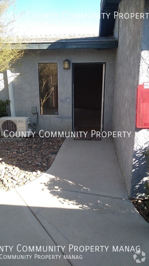 Building Photo - 2 bed, 1.5 bath apartment in 29 Palms!