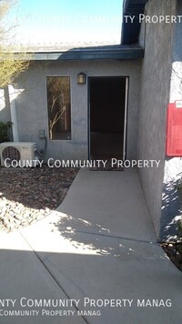 Building Photo - 2 bed, 1.5 bath apartment in 29 Palms!