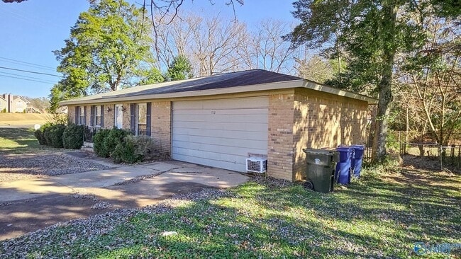 Building Photo - 712 Larry Dr