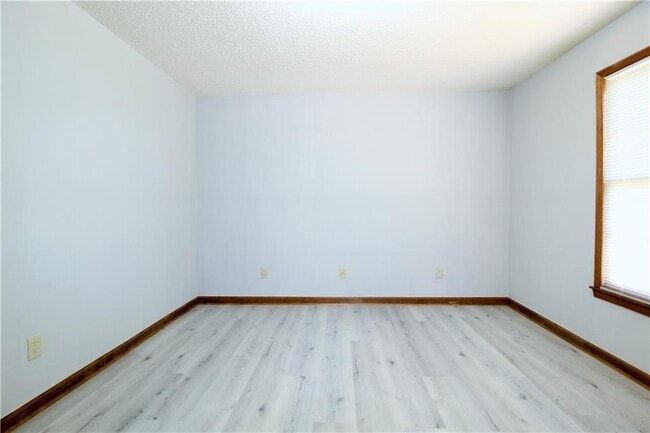 Building Photo - 585 Wayside Dr