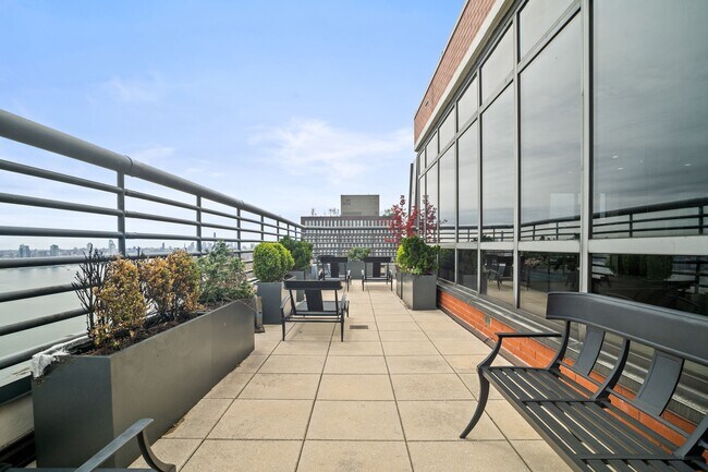 Building Photo - 415 E 37th St