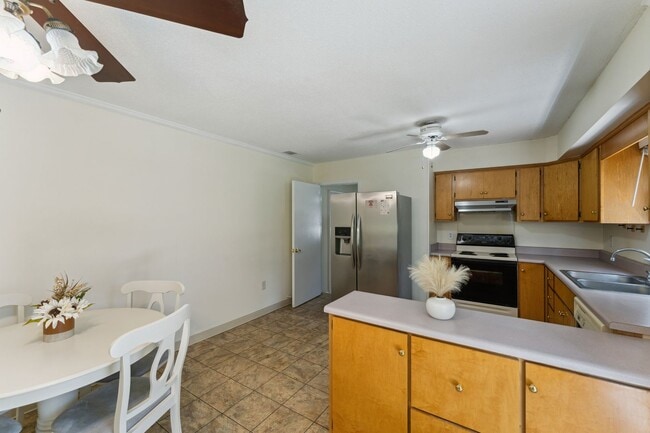 Building Photo - AVAILABLE NOW! (Pet Friendly)