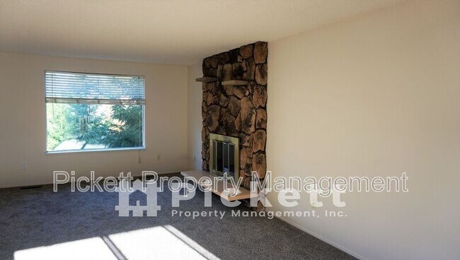 Building Photo - 2221 NE Lexington Dr
