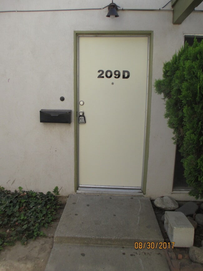 Building Photo - 209 E Orchard St