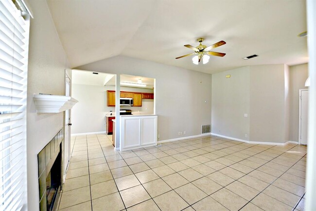Building Photo - 904 Lantana Ln