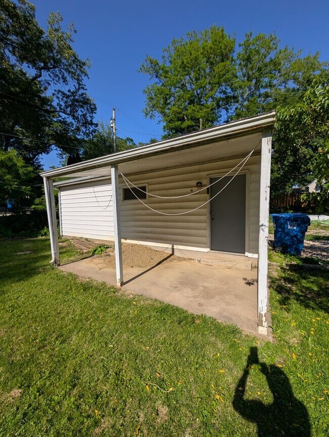 Building Photo - Affordable Moline Apartment in a Prime Quad Cities Location!