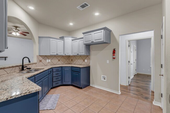 Building Photo - 145 Chaumont St