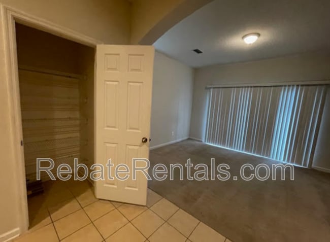 Building Photo - 13026 Sunset Lake Dr