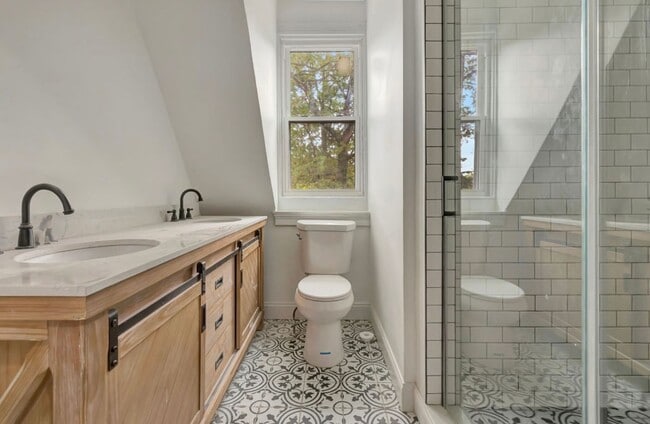 Building Photo - Spacious Newly Renovated 5-Bedroom Home wi...
