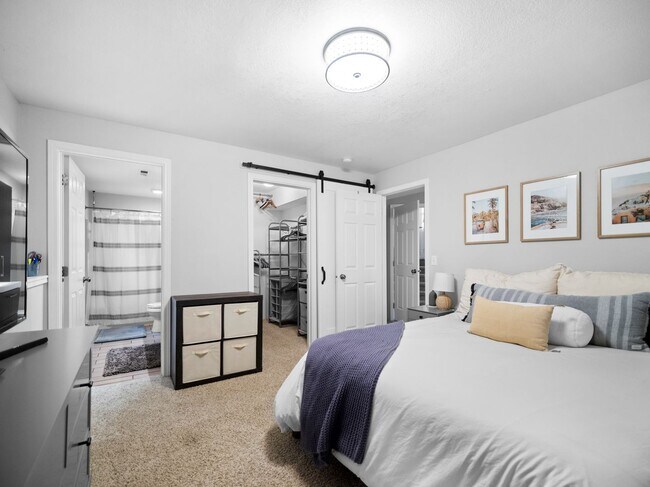 Building Photo - Bright & Comfortable 3 Bedroom Home (Furnished)