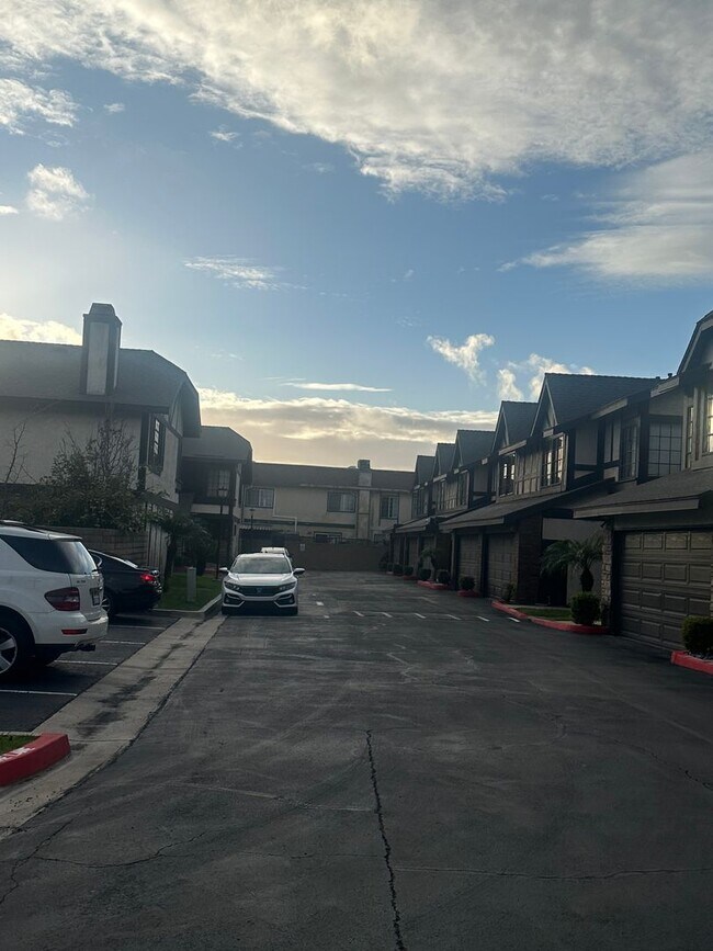 Building Photo - Charming 3-Bed/2.5-Bath Townhome with 2-Car Garage in Garden Grove