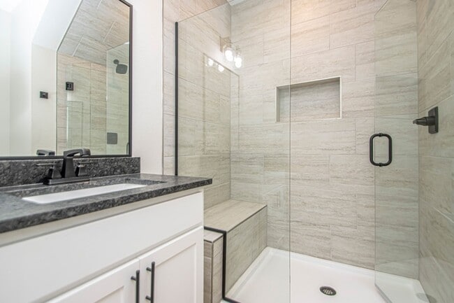 Building Photo - 2 Bed 2 Bath 2 Car Garage Townhome in Rock...