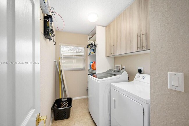 Building Photo - 7841 Jewelwood Dr