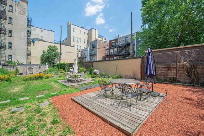 Building Photo - 813 Park Ave