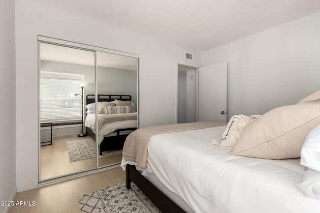 Building Photo - 303 W Fellars Dr