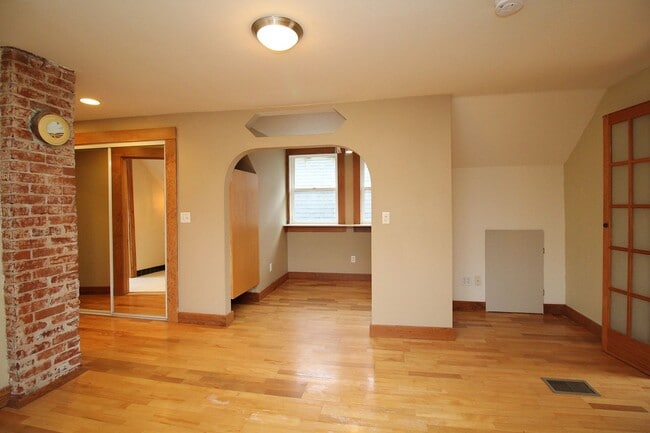 Building Photo - 3824 N Kerby Ave