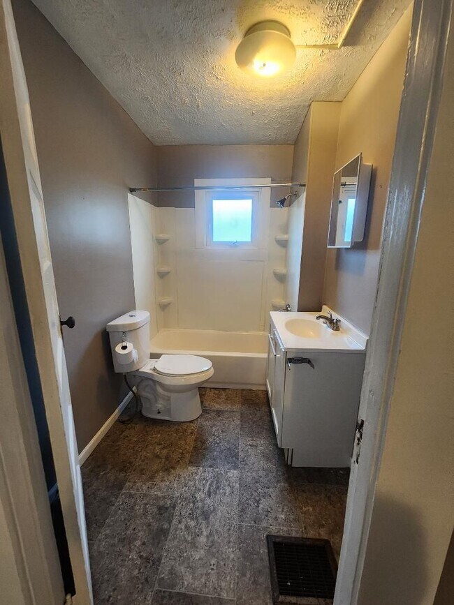 Building Photo - Westside 4 Bedroom Home Near MLK and 16th ...