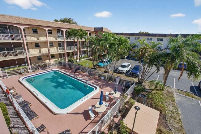 Building Photo - 100 SE 6th Ave